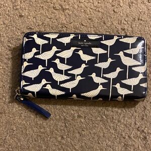 Kate Spade Blue and Cream Bird Pattern Wallet. EUC.